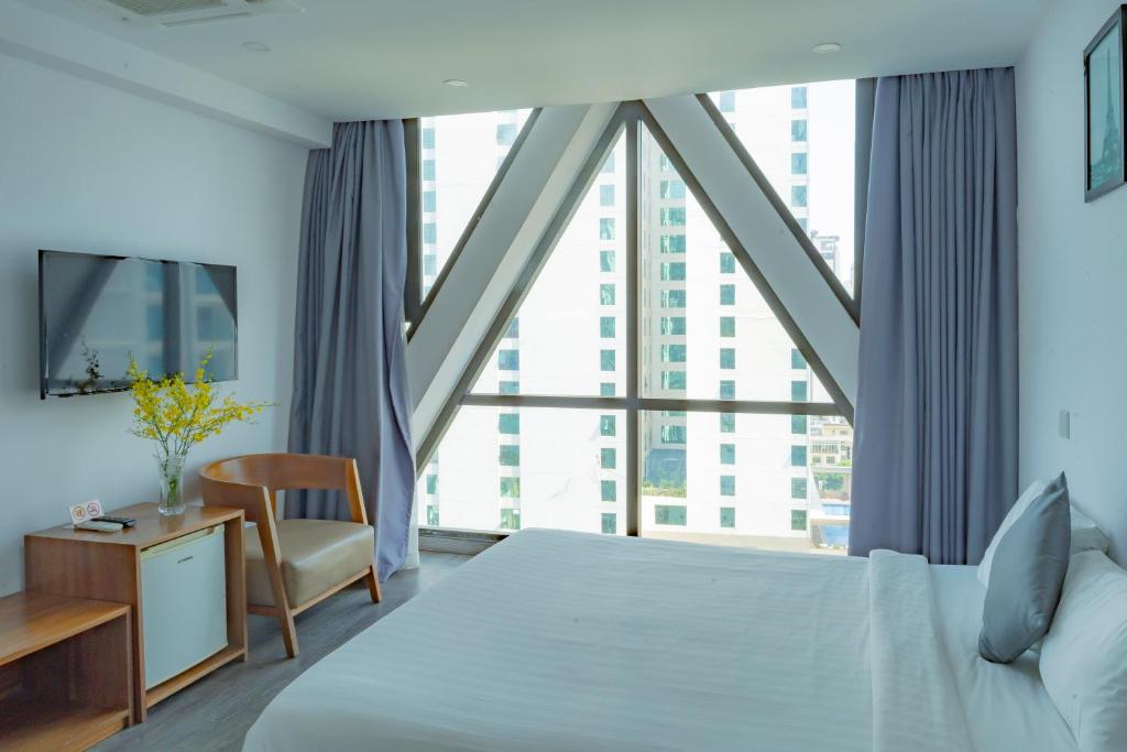 Giường trong phòng chung tại Venue Hotel Nha Trang Beach