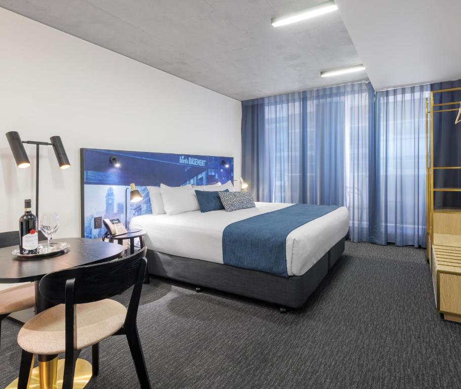 Postel nebo postele na pokoji v ubytování Oaks Melbourne St Kilda Road Hotel