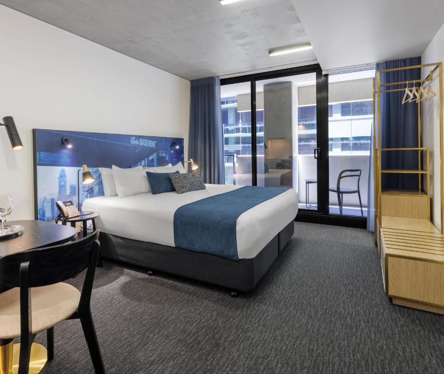 Postel nebo postele na pokoji v ubytování Oaks Melbourne St Kilda Road Hotel