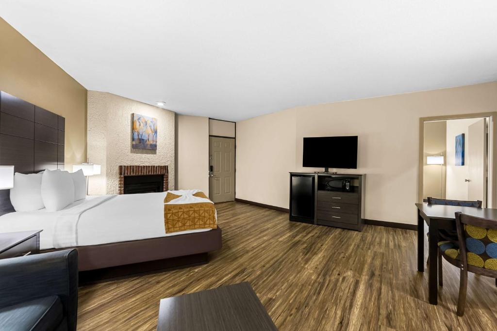 Best Western Toni Inn - Two-Room Suite With Walk In Shower