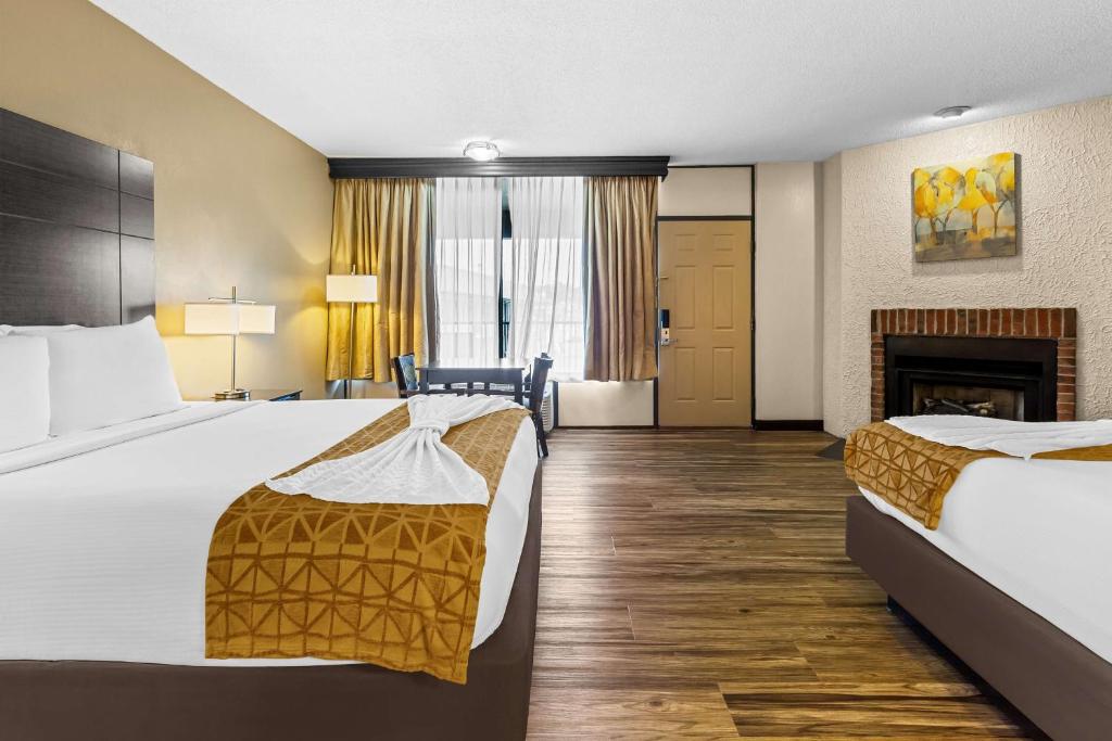 Best Western Toni Inn - Queen Room With Two Queen Beds And Fireplace