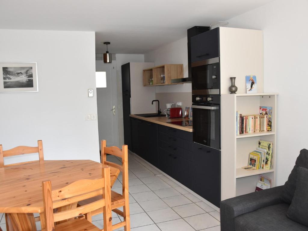 une cuisine et une salle à manger avec une table et une salle à manger dans l'établissement Beau T3 rénové, terrasse sud, près commerces & téléphérique - FR-1-464-238, à Pralognan-la-Vanoise