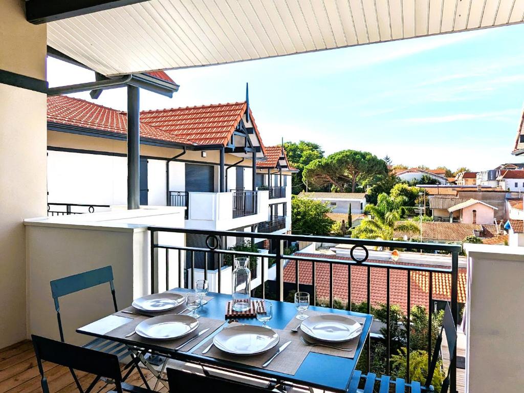 - une table sur un balcon avec vue dans l'établissement T3 neuf à Arcachon : terrasse, parking et wifi - FR-1-420-153, à Arcachon