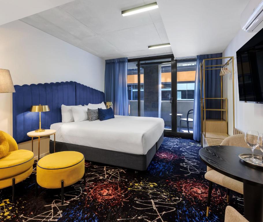 Postel nebo postele na pokoji v ubytování Oaks Melbourne St Kilda Road Hotel