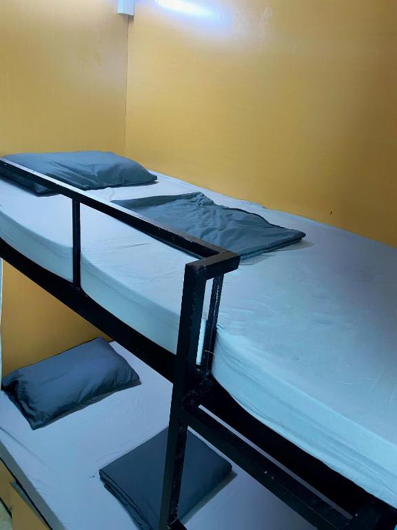 Postel nebo postele na pokoji v ubytování Hanoi New Comb Hostel