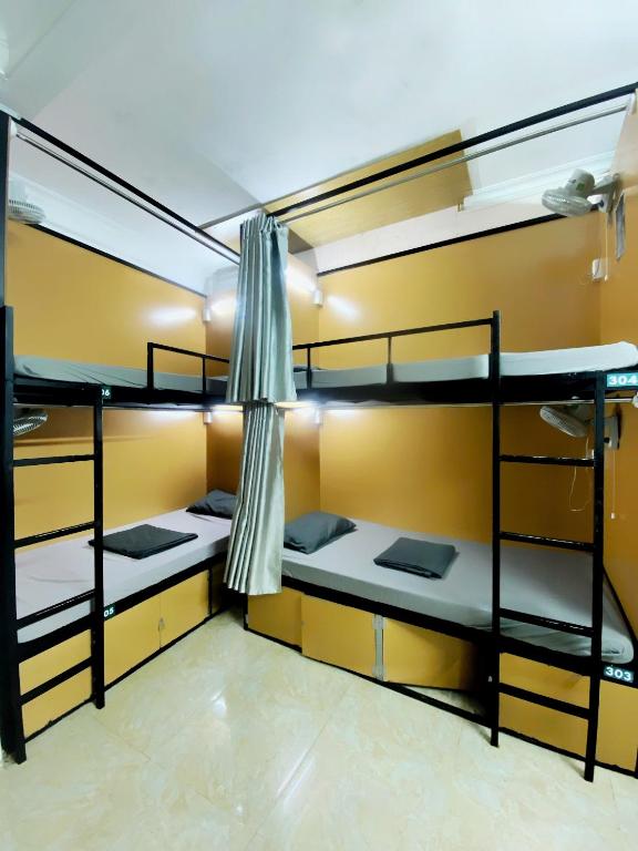 Palanda nebo palandy na pokoji v ubytování Hanoi New Comb Hostel