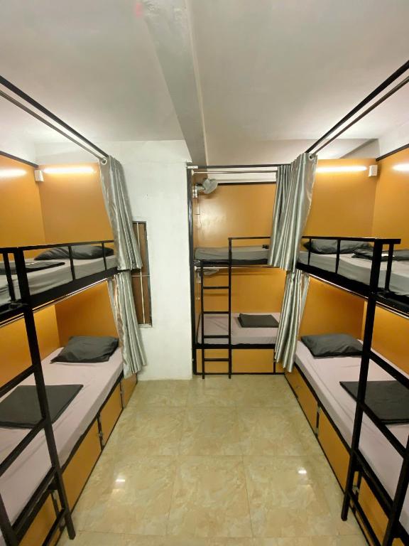 Palanda nebo palandy na pokoji v ubytování Hanoi New Comb Hostel