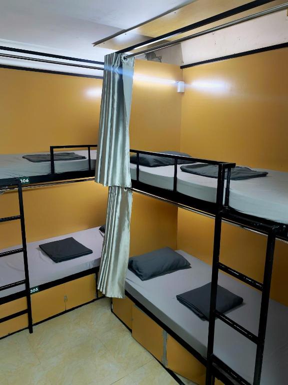 Postel nebo postele na pokoji v ubytování Hanoi New Comb Hostel