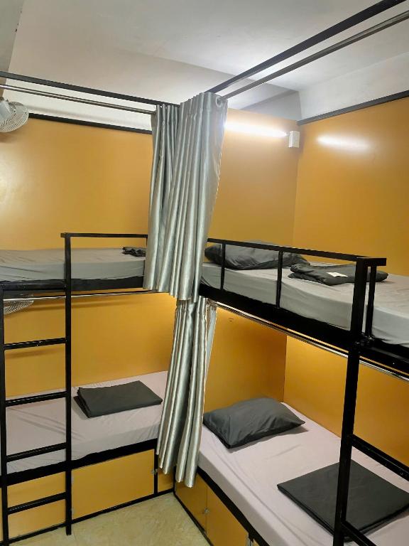 Postel nebo postele na pokoji v ubytování Hanoi New Comb Hostel