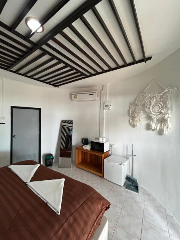 Un dormitorio con una cama y un televisor en una habitación. en Ban Tai Bay Bungalows, en Ko Pha Ngan