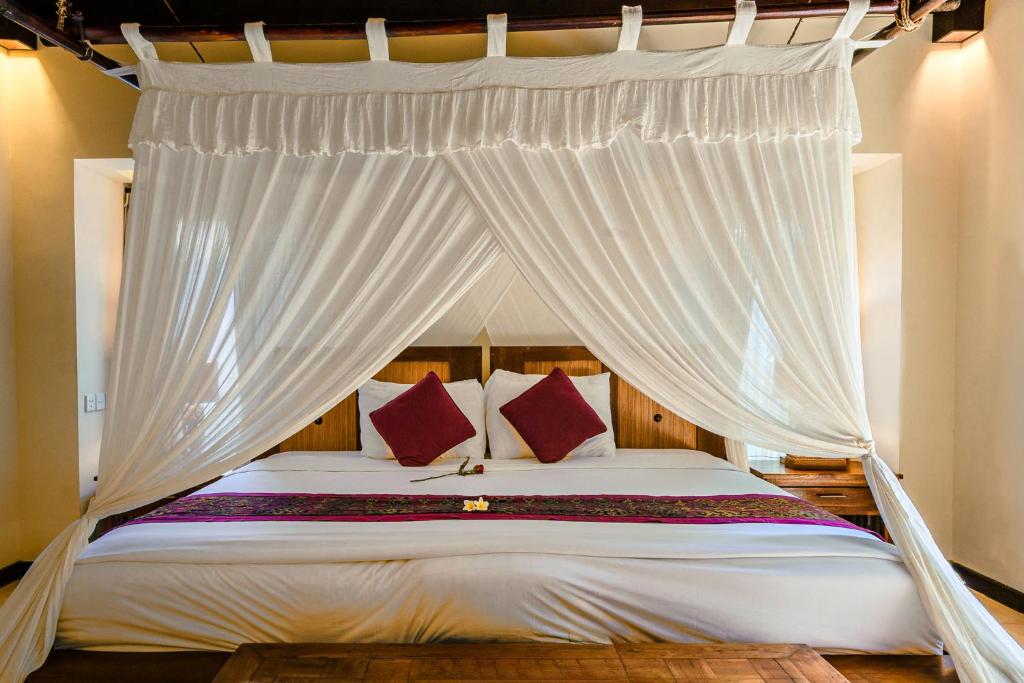 Postel nebo postele na pokoji v ubytování Barong Resort Ubud by Puri Signatures