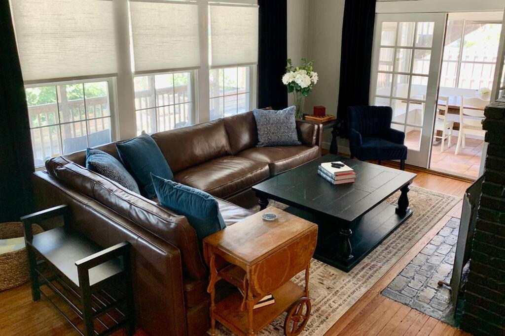 Posezení v ubytování Be A Nomad - Fig Tree Inn - Steps to Beach