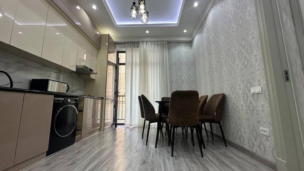 een keuken met een tafel en stoelen in een kamer bij Parkent luxe 261 in Tasjkent