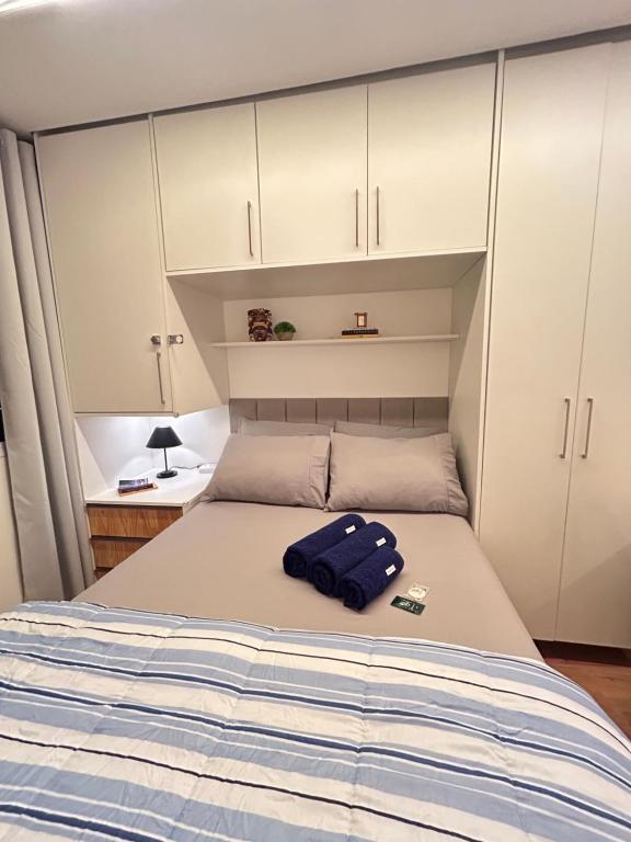 un lit dans une chambre avec des armoires blanches dans l'établissement #2 Apto Top próx Metrô-Allianz Parque-Pró Magno, à São Paulo
