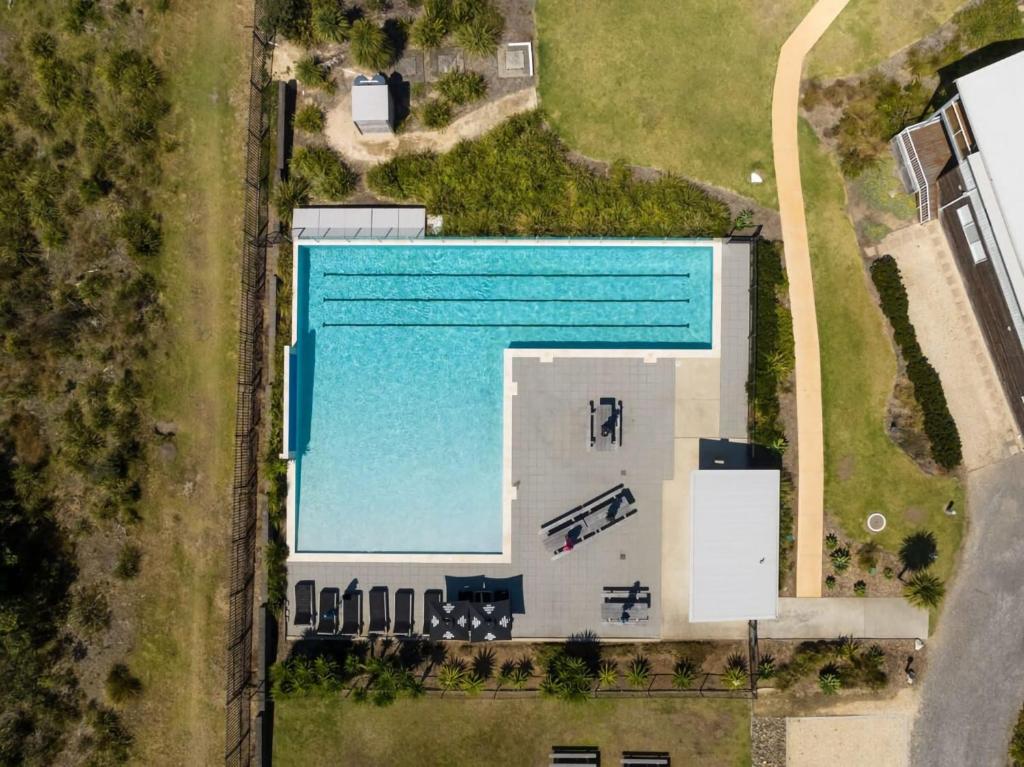Una vista aérea de un edificio con piscina. en Villa with Seaside Soul Newly Renovated, en Caves Beach