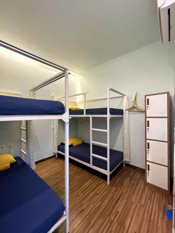 Postel nebo postele na pokoji v ubytování ROOM Ijen Hostel