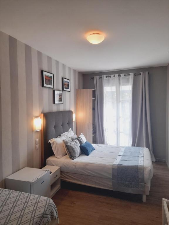 Postel nebo postele na pokoji v ubytování Hôtel Le Vauban