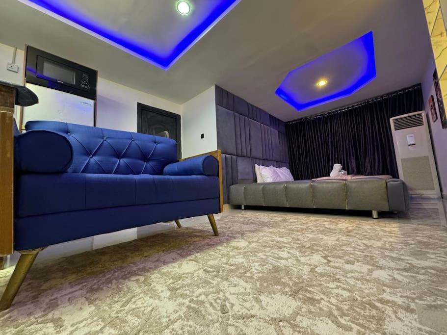 Posezení v ubytování Cozy Pent House with Balcony for R&R