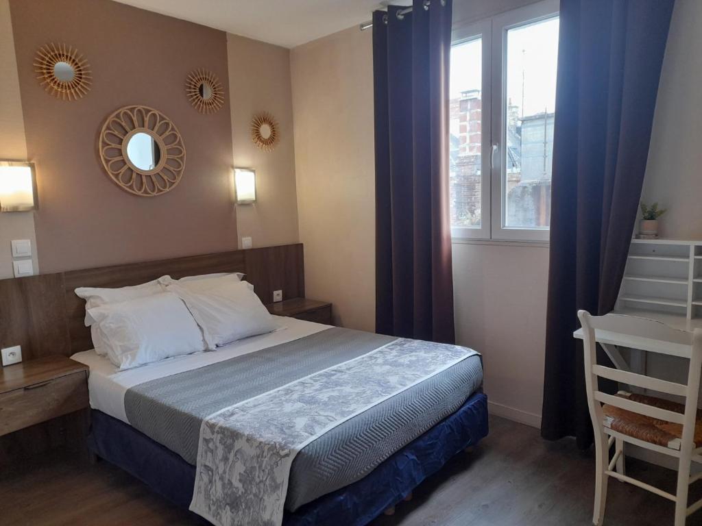Postel nebo postele na pokoji v ubytování Hôtel Le Vauban