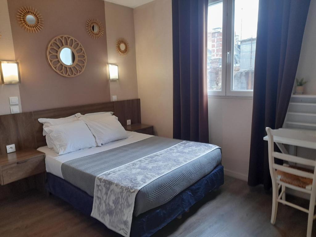 Postel nebo postele na pokoji v ubytování Hôtel Le Vauban