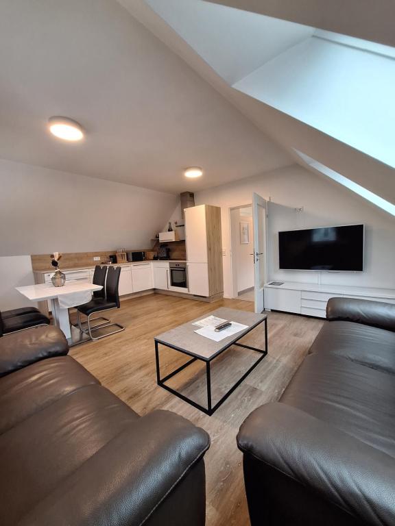un soggiorno con un divano e un tavolo di Murtal Appartement Größingblick Top 5 a Zeltweg