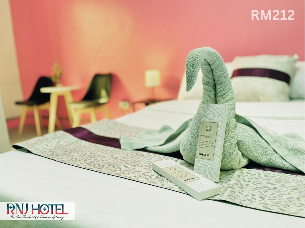 Postel nebo postele na pokoji v ubytování RNJ Hotel