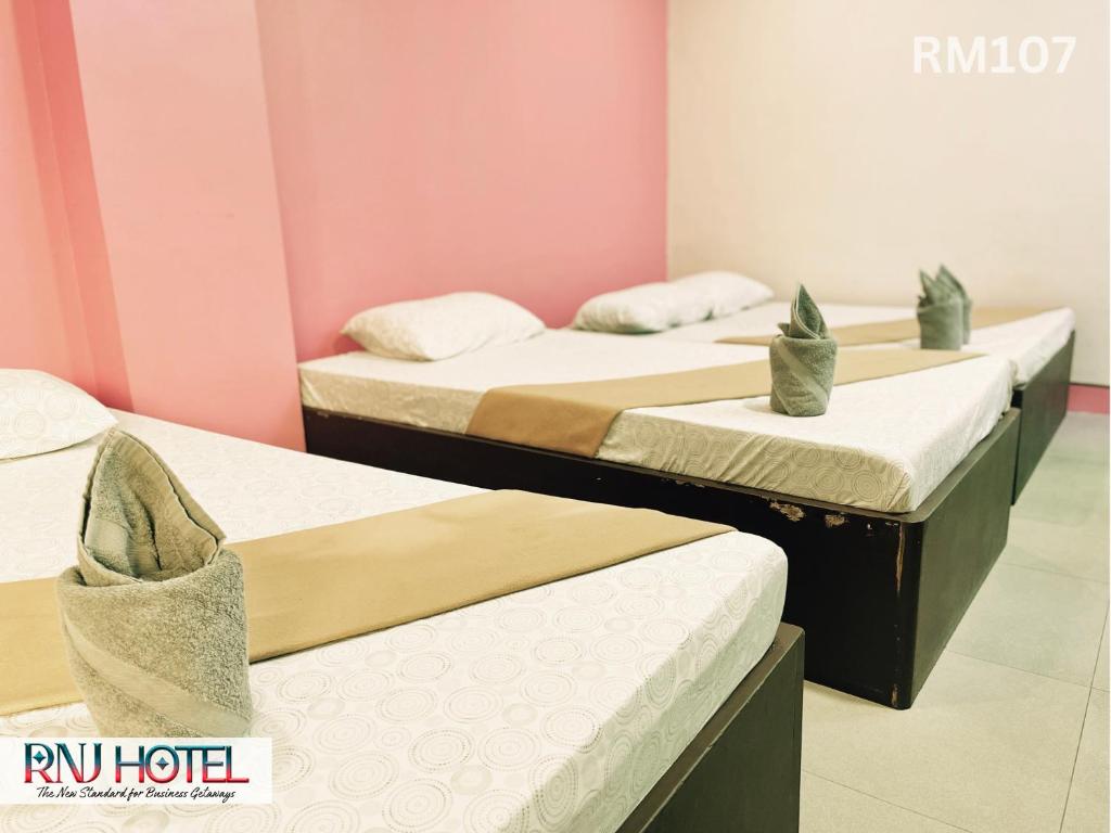 Postel nebo postele na pokoji v ubytování RNJ Hotel