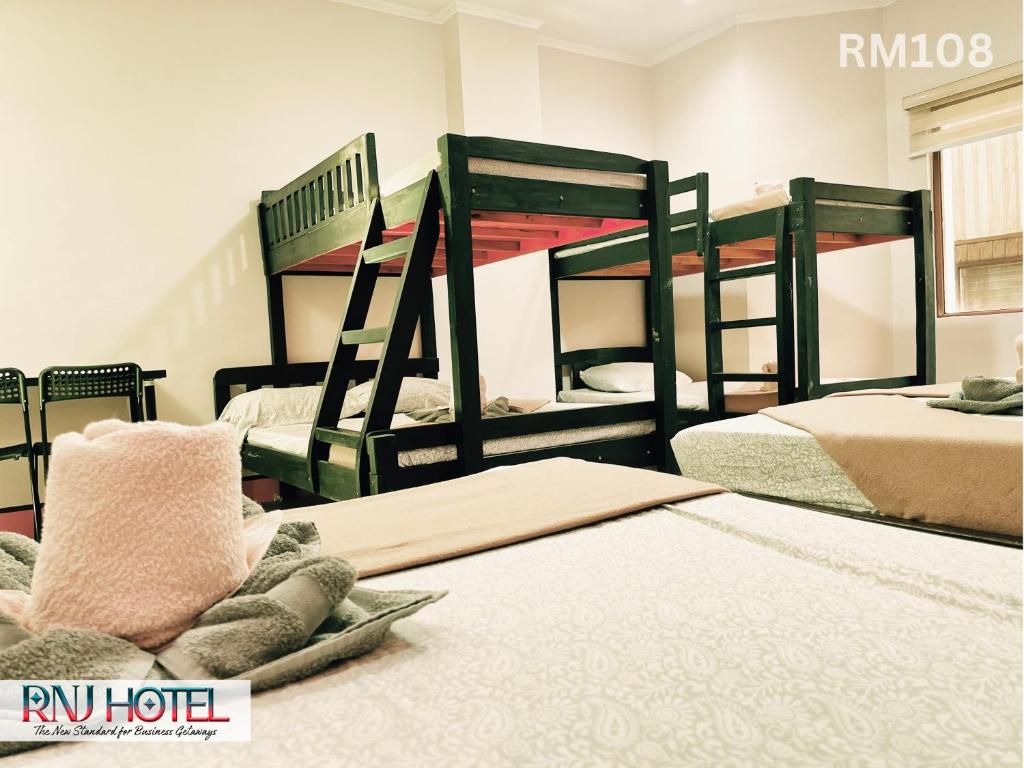Postel nebo postele na pokoji v ubytování RNJ Hotel