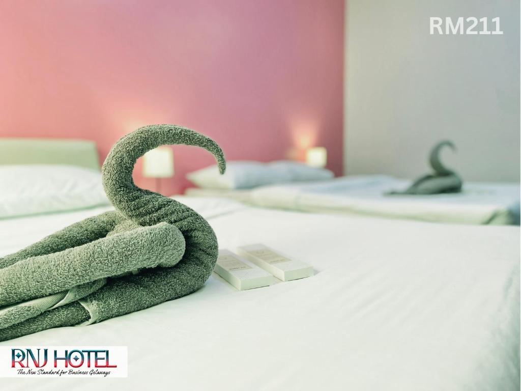 Postel nebo postele na pokoji v ubytování RNJ Hotel