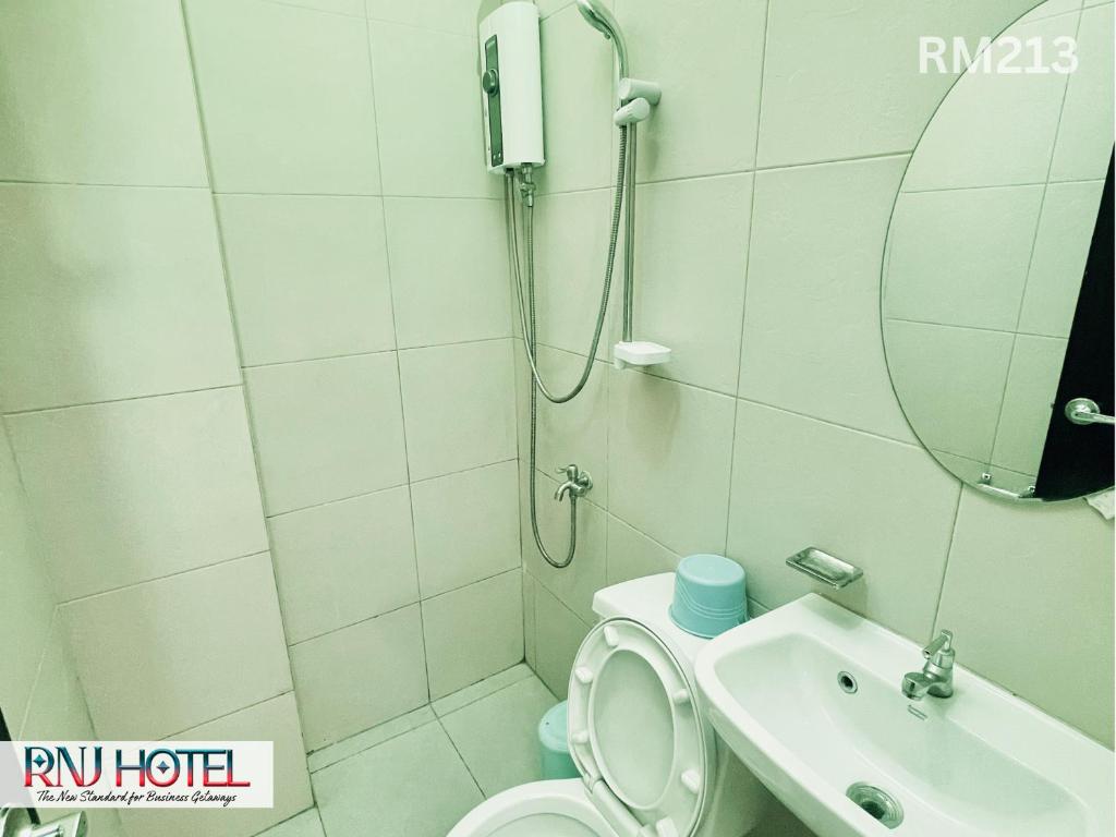 Koupelna v ubytování RNJ Hotel