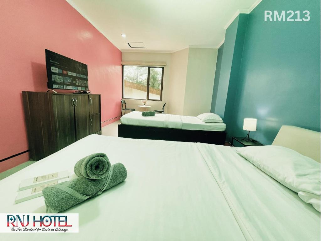 Postel nebo postele na pokoji v ubytování RNJ Hotel