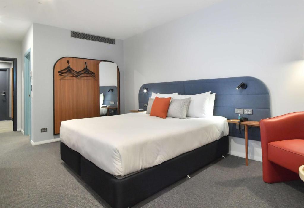 Sudima Auckland City客房内的一张或多张床位