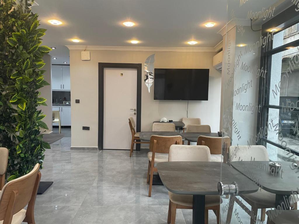 TV a/nebo společenská místnost v ubytování moonlight hotel