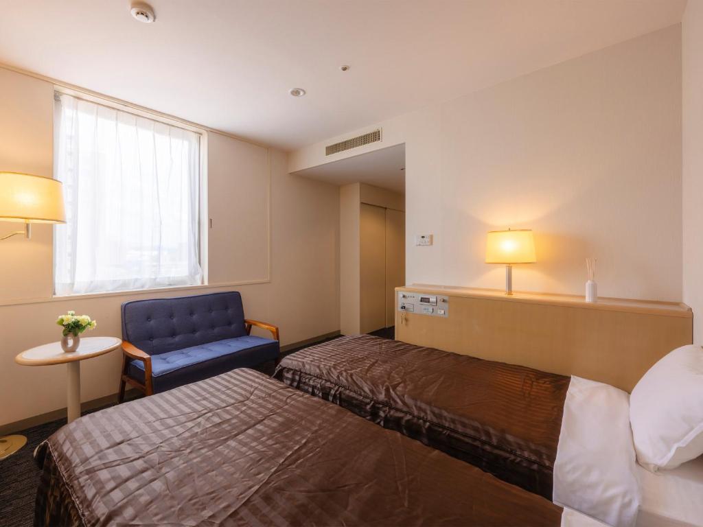 Postel nebo postele na pokoji v ubytování Tsubamesanjo Washington Hotel