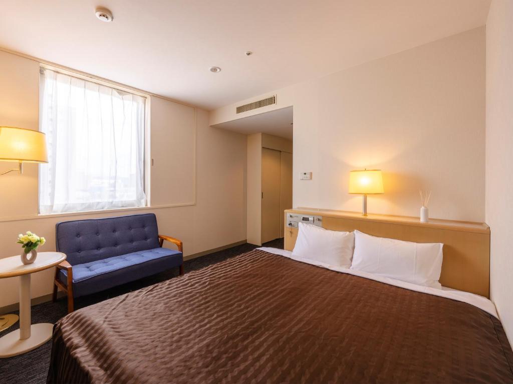 Postel nebo postele na pokoji v ubytování Tsubamesanjo Washington Hotel