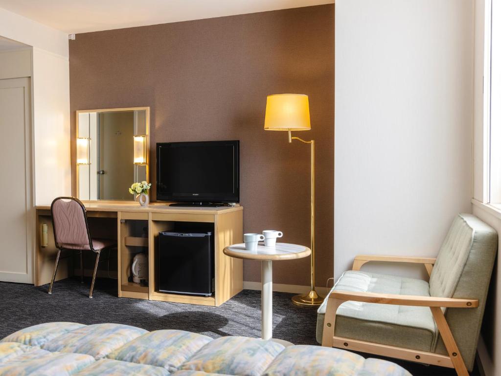 TV a/nebo společenská místnost v ubytování Tsubamesanjo Washington Hotel