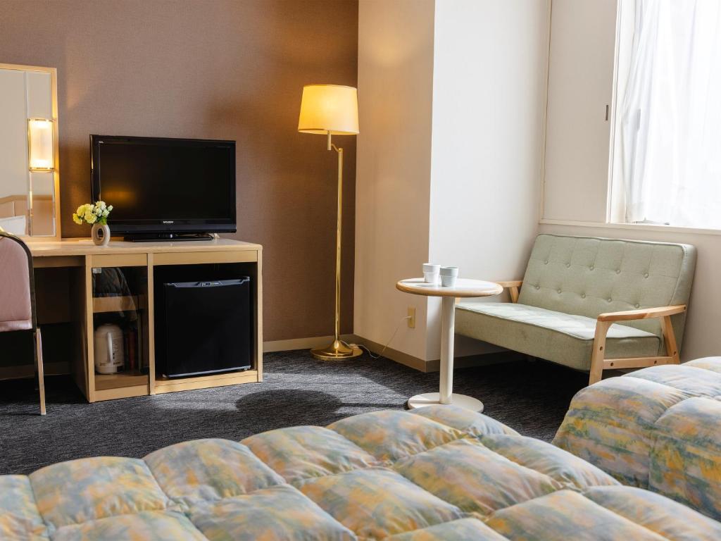 TV a/nebo společenská místnost v ubytování Tsubamesanjo Washington Hotel