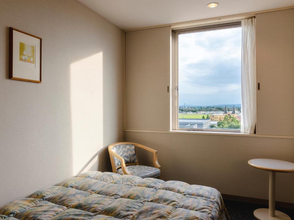 Postel nebo postele na pokoji v ubytování Tsubamesanjo Washington Hotel
