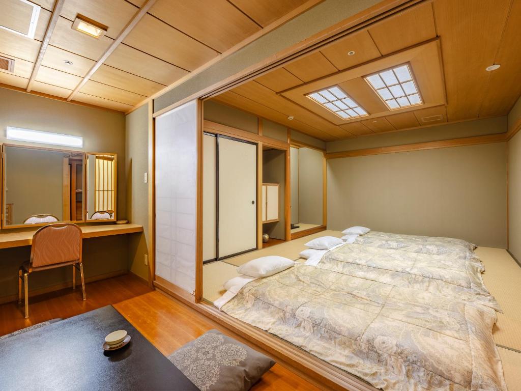 Postel nebo postele na pokoji v ubytování Tsubamesanjo Washington Hotel