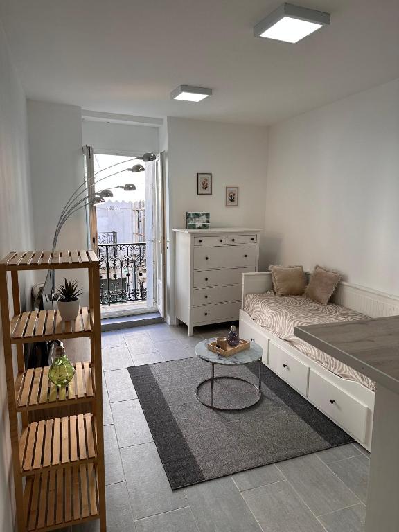une chambre avec un lit, une commode et une fenêtre dans l'établissement Studio charmant Cocon des Poètes non fumeur quartier Victor Hugo centre ville, à Béziers