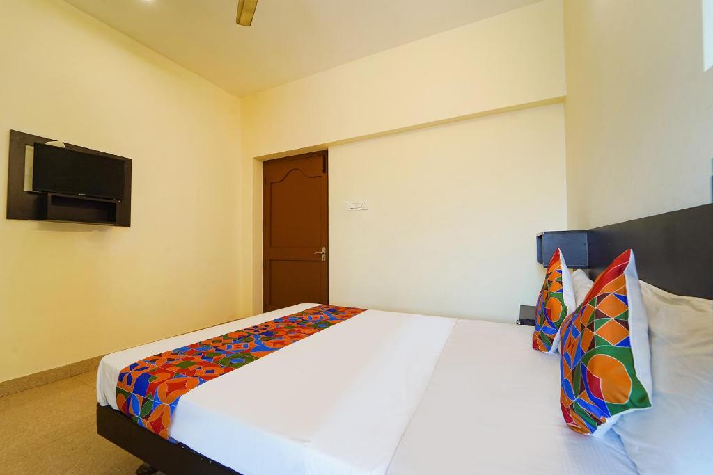 TV a/nebo společenská místnost v ubytování FabExpress Aarudras Residency - Nr Coimbatore Airport