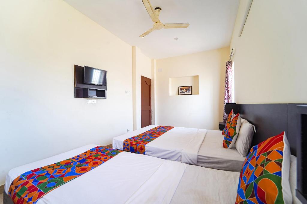 Postel nebo postele na pokoji v ubytování FabExpress Aarudras Residency - Nr Coimbatore Airport