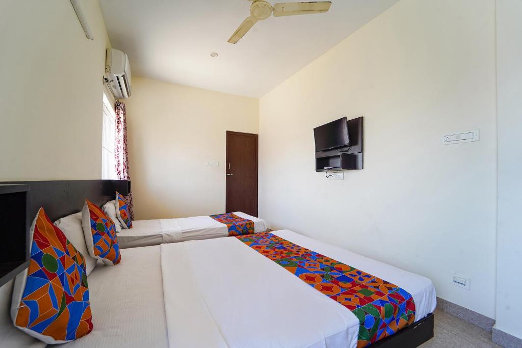 Postel nebo postele na pokoji v ubytování FabExpress Aarudras Residency - Nr Coimbatore Airport
