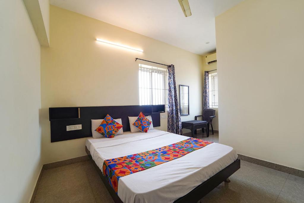 Postel nebo postele na pokoji v ubytování FabExpress Aarudras Residency - Nr Coimbatore Airport