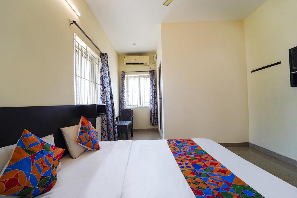 Postel nebo postele na pokoji v ubytování FabExpress Aarudras Residency - Nr Coimbatore Airport