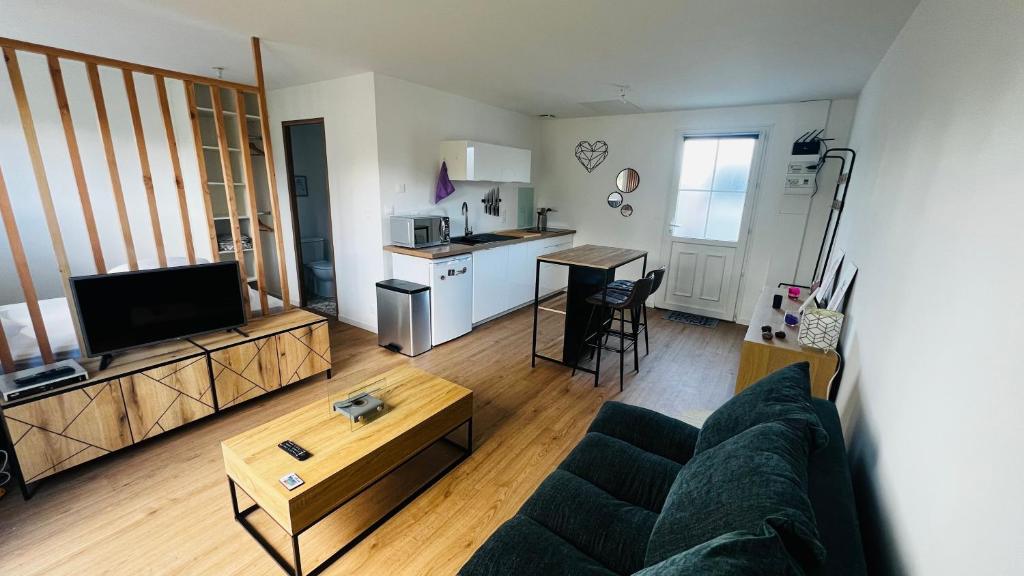 un salon avec un canapé et une table dans l'établissement Studio La chapelle, à La Roche-sur-Yon