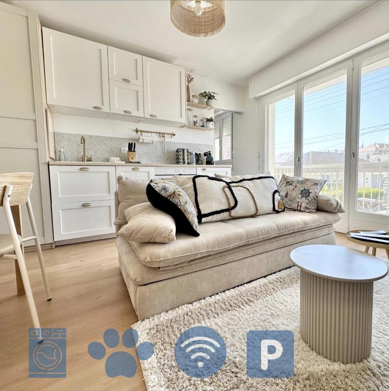 un salon avec un canapé et une table dans l'établissement Appart avec Balcon et Place de Parking à Berck-Plage, à Berck-sur-Mer