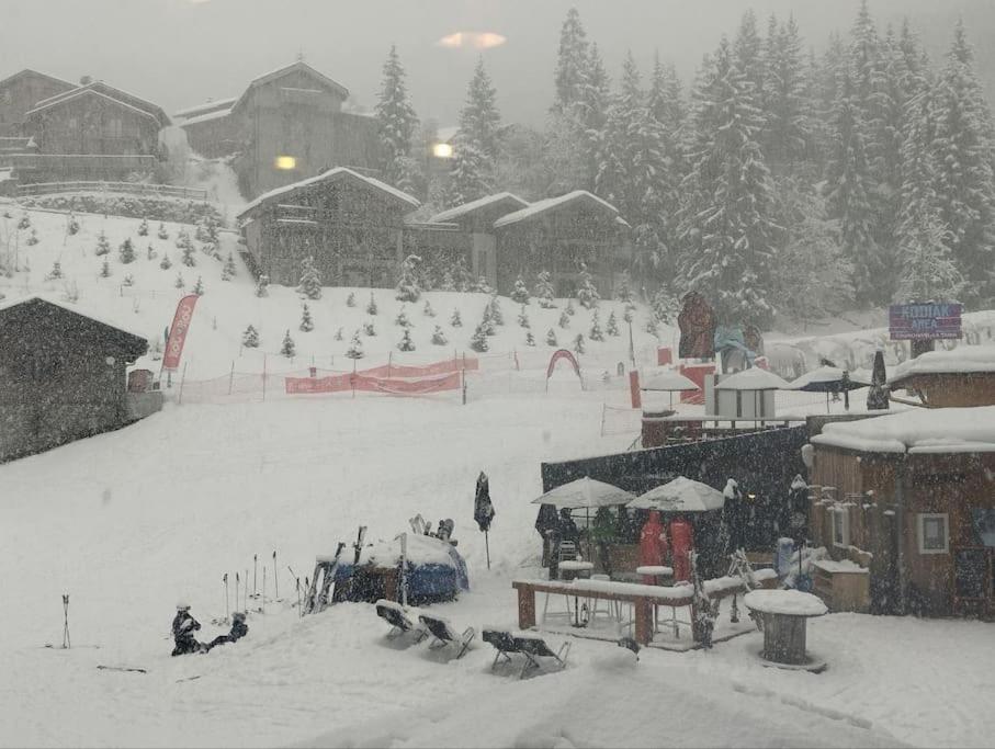 une piste de ski enneigée avec des gens dessus dans l'établissement Hearth of Courchevel - La Tania, à Courchevel