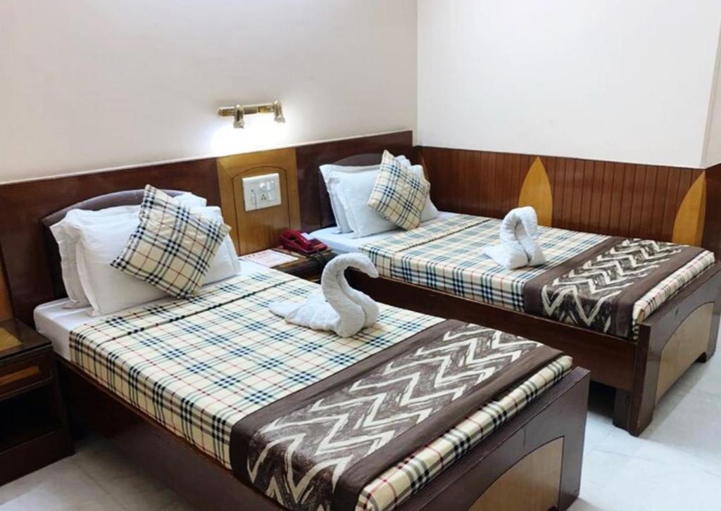 Postel nebo postele na pokoji v ubytování Hotel C Park - 2 mins from Karol Bagh Metro Station, New Delhi