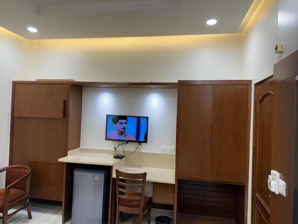TV a/nebo společenská místnost v ubytování Hotel C Park - 2 mins from Karol Bagh Metro Station, New Delhi